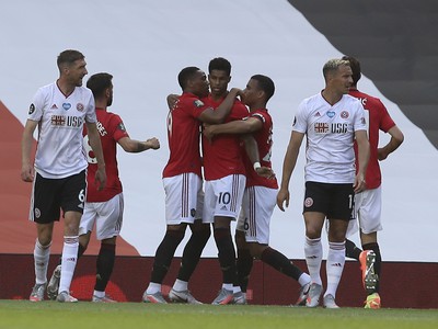  Hráči Manchesteru United oslavujú úvodný gól do bránky Sheffieldu