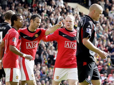 Ryan Giggs, Wayne Rooney a Nani oslavujú gól