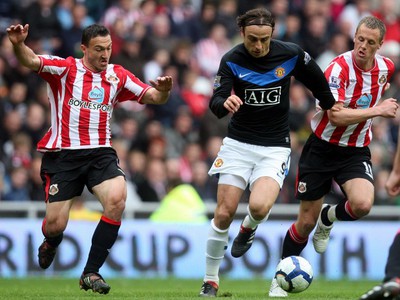 Dimitar Berbatov v súboji s Davidom Meylerom a Steedom Malbranquom