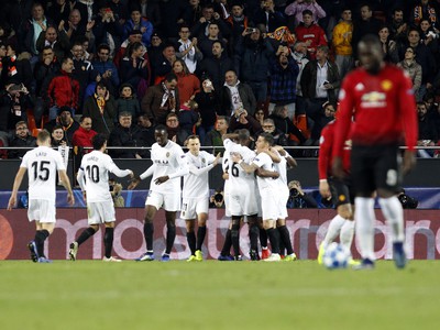 Carlos Soler z Valencie sa teší z gólu so spoluhráčmi počas zápasu H-skupiny 6. kola Ligy majstrov  FC Valencia - Manchester United
