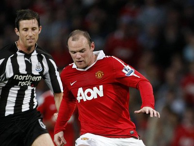 Rooney a Williamson počas zápasu 1.kola 