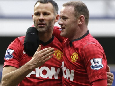 Ryan Giggs a Wayne Rooney oslavujú gól ikony United