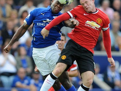 Wayne Rooney a Wes Morgan v hlavičkovom súboji