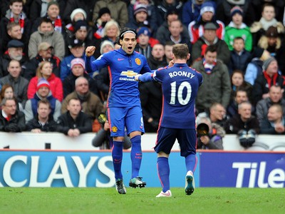 Radamel Falcao (vľavo) a Wayne Rooney po góle na 1:1