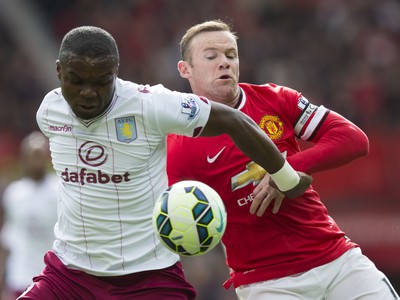 Wayne Rooney a Jores Okore v súboji o loptu 
