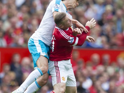 Wayne Rooney v hlavičkovom súboji s Fabriziom Coloccinim