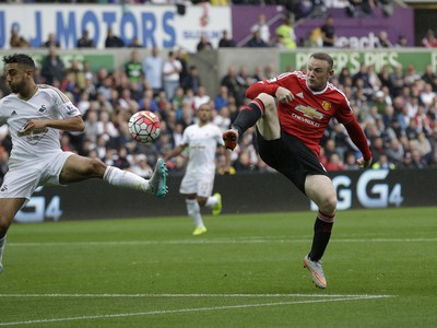 Wayne Rooney a Neil Taylor v súboji o loptu