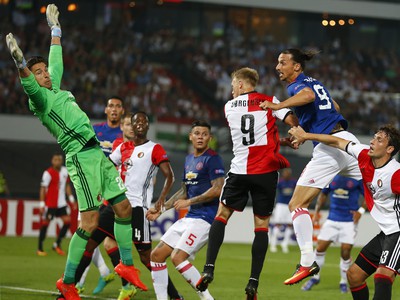 Nicolai Jorgensen blokuje Zlatana Ibrahimoviča pri pokuse o hlavičku