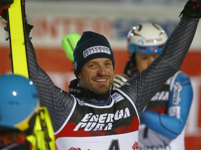Taliansky slalomár Manfred Moelgg oslavuje víťazstvo