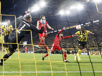 Anthony Modeste z Dortmundu (vpravo) strieľa gól na 2:2 po predĺžení proti brankárovi Bayernu Manuelovi Neuerovi.