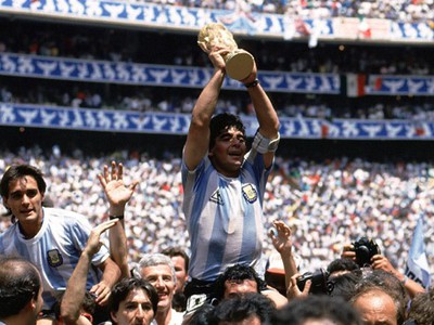 Legendárna fotografia Maradonu z roku 1986