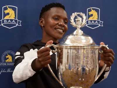Kenská bežkyňa Diana Chemtai Kipyokeiová drží trofej pre víťazku Bostonského maratónu