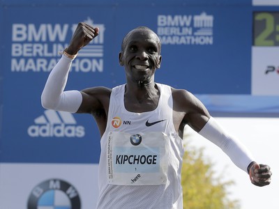 Na snímke kenský bežec Eliud Kipchoge zvíťazil v kategórii mužov v novom svetovej rekorde 2:01:40 h počas 45. ročníka Berlínskeho maratónu