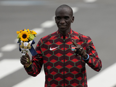 Eliud Kipchoge sa v nedeľu v Tokiu stal suverénne olympijským víťazom v maratóne mužov.