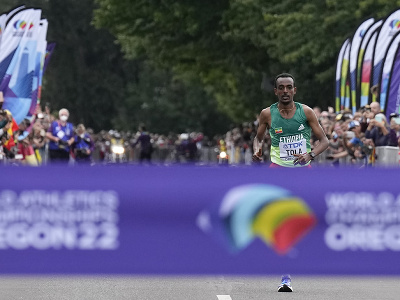 Etiópčan Tola ovládol maratón v rekorde šampionátu