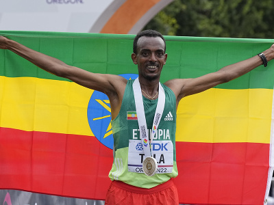Etiópčan Tola ovládol maratón