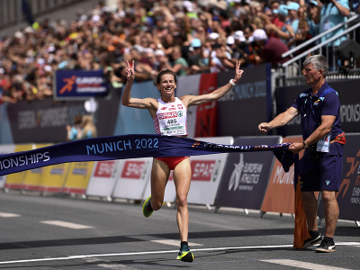 Poľská bežkyňa Aleksandra Lisowská sa teší po víťazstve v cieli ženského maratónu na atletických ME v Mníchove 