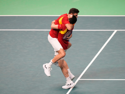 Španielska dvojica Pedro Martinez a Marcel Granollers sa teší z víťazstva v záverečnej štvorhre vo štvrťfinálovom dueli na finálovom turnaji Davisovho pohára