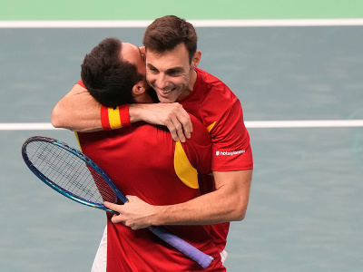 Španielska dvojica Pedro Martinez a Marcel Granollers sa teší z víťazstva v záverečnej štvorhre vo štvrťfinálovom dueli na finálovom turnaji Davisovho pohára
