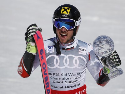 Marcel Hirscher pózuje s malým glóbusom za celkové prvenstvo v obrovskom slalome