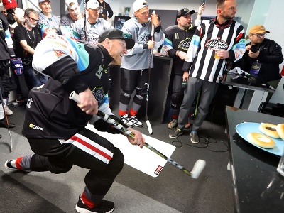 Marcel Hossa strieľa z bufetu do bránky počas hokejovej exhibície All Star legiend v Tipsport aréne v Banskej Bystrici
