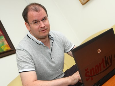 Marcel Merčiak vo svojej kancelárii v budove RTVS odpovedal na otázky čitateľov Športiek