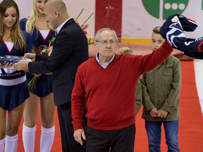 Na snímke v popredí hokejová legenda a brankár Marcel Sakáč s dresom, ktorý dostal ako dar k jeho nedávnym narodeninám (70)