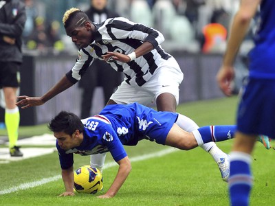 Paul Pogba a Marcelo Estigarribia v súboji o loptu