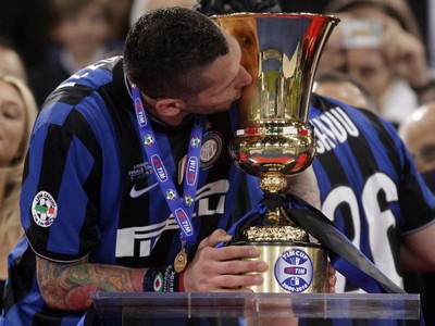 Marco Materazzi bozkáva trofej
