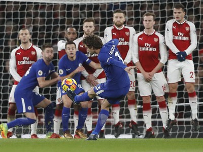 Hráč Chelsea Marcos Alonso kope priamy kop proti Arsenalu Londýn