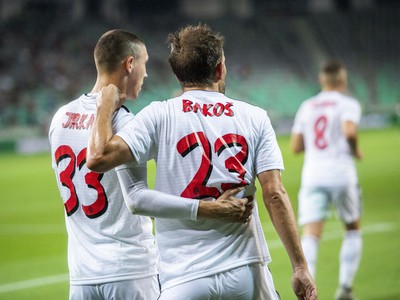 Marek Bakoš sa teší po strelení úvodného gólu zo značky pokutového kopu so spoluhráčom Erikom Jirkom