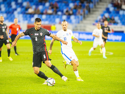 Na snímke zľava Dejan Lovren (Chorvátsko) a Marek Hamšík (Slovensko) počas zápasu H-skupiny kvalifikácie Majstrovstiev sveta 2022 Slovensko - Chorvátsko