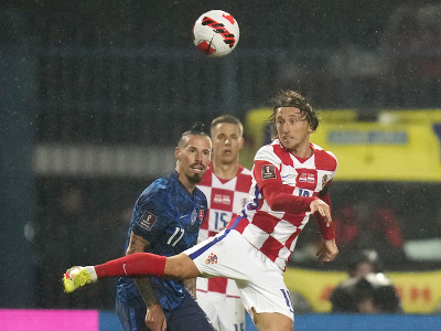 Luka Modrič hlavičkuje loptu pred Marekom Hamšíkom