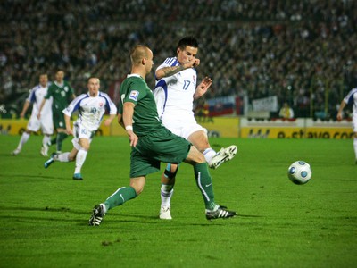 Marek Hamšík v súboji s Mišom Brečkom