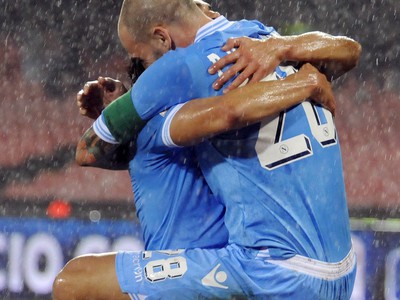 Marek Hamšík a Paolo Cannavaro oslavujú úvodný gól Neapolu