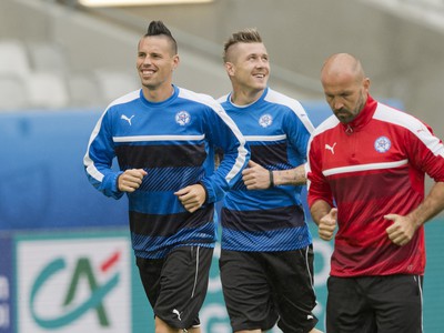 Na snímke zľava Marek Hamšík a Juraj Kucka počas tréningu pred zápasom B-skupiny na Majstrovstvách Európy vo futbale medzi Walesom a Slovenskom