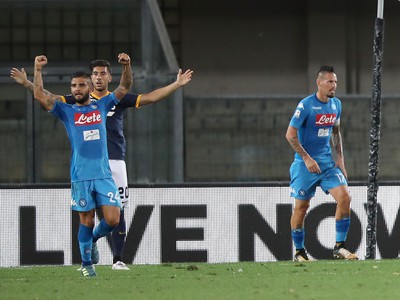 Lorenzo Insigne a Marek Hamšík (vpravo) oslavujú gól Neapola