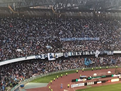 Fanúšikovia Neapola vytiahli veľký transparent s nápisom 