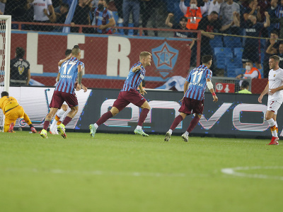 Andreas Cornelius (v strede) a Marek Hamšík (17) oslavujú gól Trabzonsporu