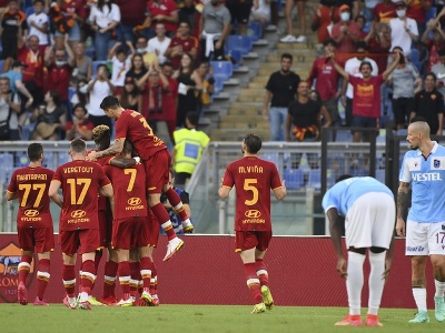 Futbalisti AS Rím sa tešia z gólu, vpravo slovenský futbalista Marek Hamšík z Trabzonsporu 