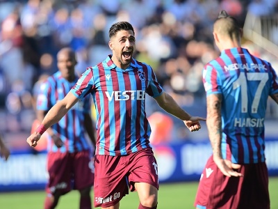 Anastasios Bakasetas a Marek Hamšík oslavujú víťazný gól Trabzonsporu