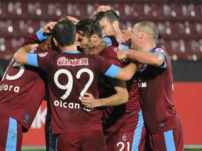Marek Sapara so spoluhráčmi oslavuje víťazný gól 