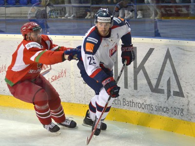 Marek Viedenský zo Slovenska (vpravo) počas hokejového zápasu Euro Hockey Challenge Slovensko – Bielorusko