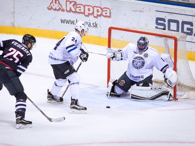 Zľava: Marek Viedenský z HC Slovan Bratislava a Dmitry Korobov a Jhonas Enroth z Dinamo Minsk