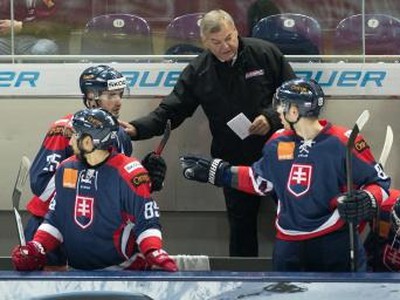 Na snímke hore tréner slovenskej hokejovej reprezentácie Vladimír Vůjtek, zľava Marek Viedenský,  Roman Rác a Martin Bakoš