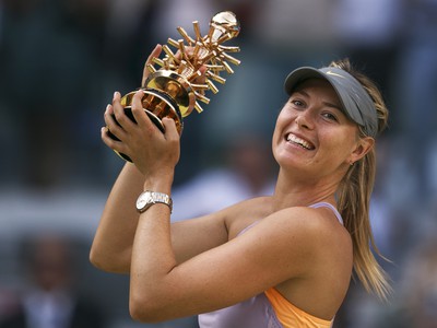 Maria Šarapovová s trofejou