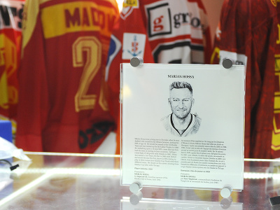 Plaketa bývalého slovenského hokejového útočníka Mariána Hossu z hokejovej Siene slávy NHL počas tlačovej konferencie spojenej s krstom jeho knihy a odovzdaním plakety z hokejovej Siene slávy trenčianskemu hokejovému múzeu na Zimnom štadióne Pavla Demitru v Trenčíne 