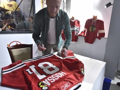 Bývalý slovenský hokejový útočník Marián Hossa podpisuje svoj dres počas tlačovej konferencie spojenej s krstom jeho knihy a odovzdania plakety z hokejovej Siene slávy hokejovému múzeu na Zimnom štadióne Pavla Demitru v Trenčíne 