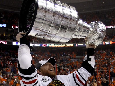 Marián Hossa s vytúženou trofejou