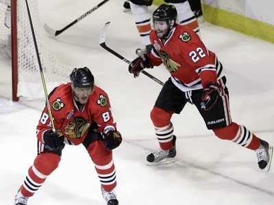 Marián Hossa a Troy Brouwer sa radujú z gólu